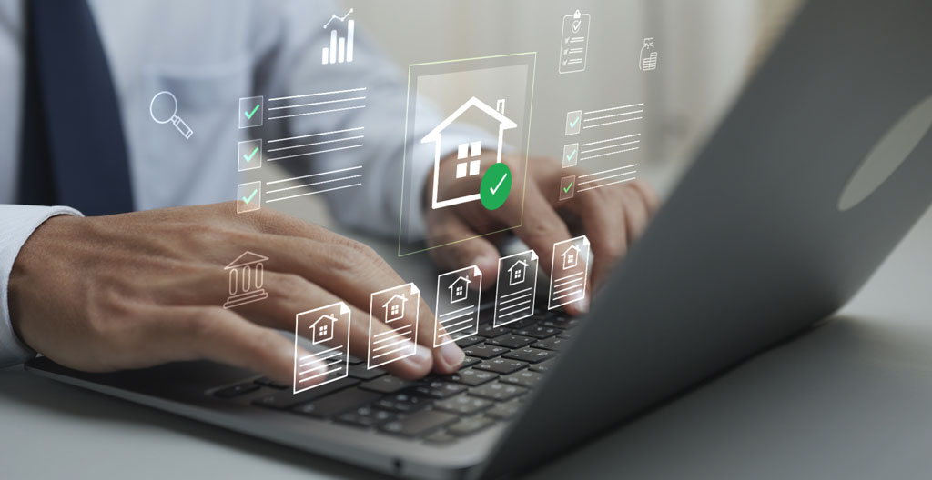 Agent immobilier mesurant une pièce lors de l'évaluation d'un bien